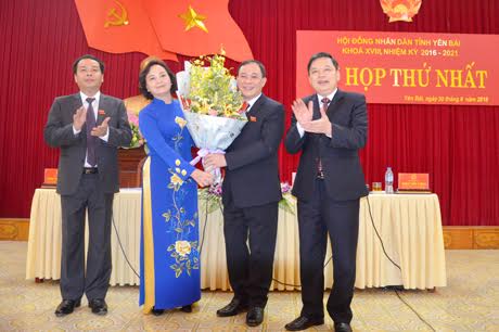 Các đồng chí lãnh đạo tỉnh tặng hoa chúc mừng đồng chí Phạm Thị Thanh Trà.
